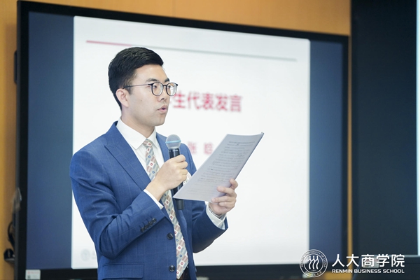 员工代表张晗发言.jpg